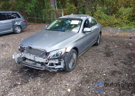 2015 Mercedes-Benz C 300 Luxury 4Matic из США, поврежденный, VIN 55SWF4KB0FU076731